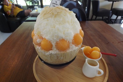 「Khun Mae Cofee」のメロンかき氷