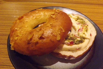 「Ohu Bakery(오후)」のバジル・トマト・クリーム・チーズ・プレッツェル・ベイグル 「Ohu Bakery(오후)」のバジル・トマト・クリーム・チーズ・プレッツェル・ベイグル