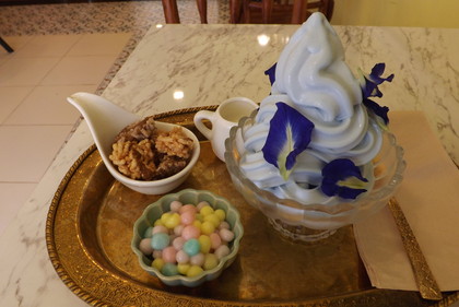 「Phan Phob Cafe」のバタフライ・ピー・アイスクリーム 「Phan Phob Cafe」のバタフライ・ピー・アイスクリーム