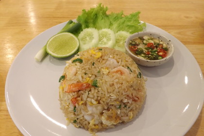 「E Chang Tum Lhake」のエビ炒飯