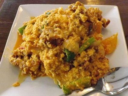 「Khun Mor」のソフト・シェル・クラブと玉子のカレー炒め