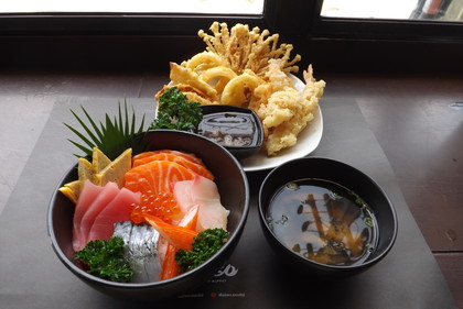 ダイソー寿司の海鮮丼と天ぷら