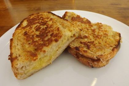 「Tawii Sourdough」のサワードウのチーズ・サンドイッチ