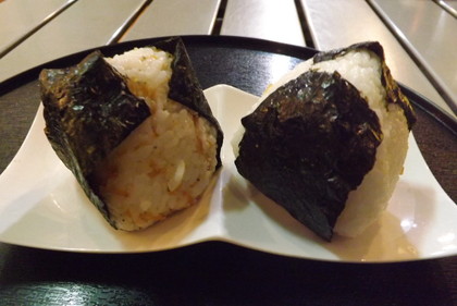 ちりめん山椒（左）と明太子（右）のおにぎり