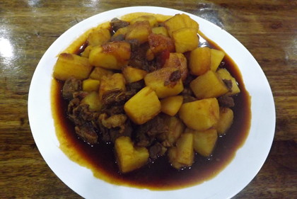 「阿含津」の土豆炖牛肉
