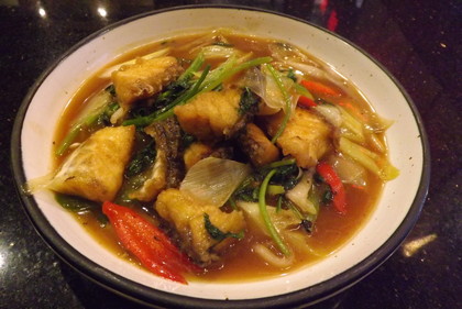 「謝桐興（ワン・ニマン店）」の紅烧蒜炒鲈鱼（プラー・カポンの唐揚げあんかけ）