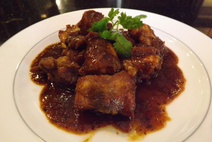 「謝桐興（本店）」の酥豬炒豆芽（骨付き豚の甘辛ソース）