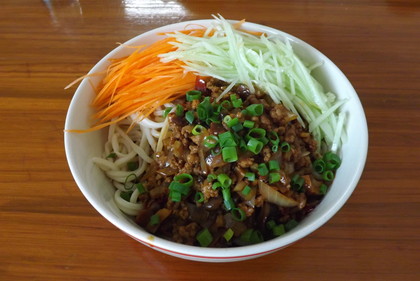 「美味餃子館」の炸酱面（まぜそば）