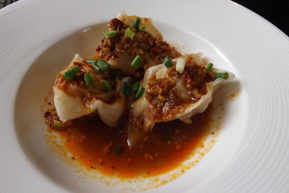 「揚子江」の紅油炒手（点心）