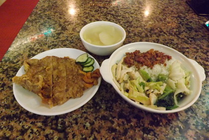 東一排骨の排骨飯