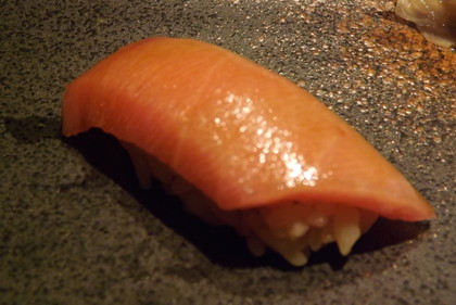 「豪華なお任せ」の中トロ（本マグロ）