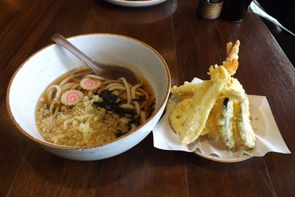 「寿司うまい」（支店）の天ぷらうどん